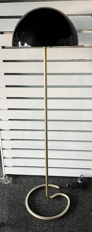 Lampa podłogowa o ciekawym kształcie zbliżonym do parasola. Noka w kolorze szczotkowanego złota oraz klosza z czarnego tworzywa z plisowanym wypełnieniem od środka. Włącznik umieszczony na kablu.