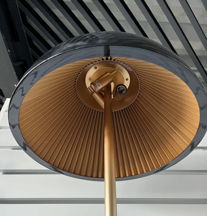 Wewnętrzna struktura klosza w postaci plisowanego tworzywa.