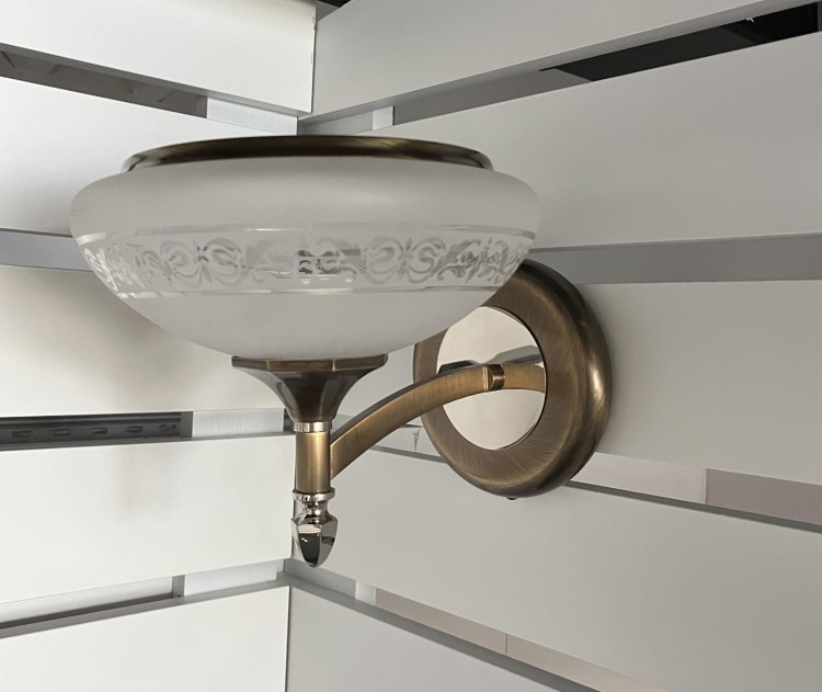 DECOR kinkiet o klasycznym wyglądzie z dekorowanym szklanym kloszem