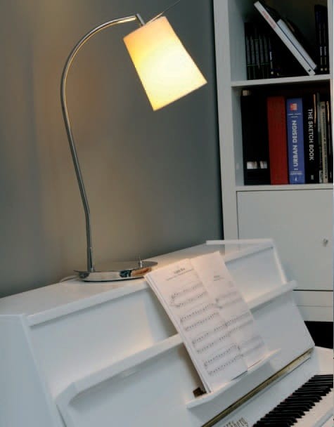Lampa stojąca na pianinie